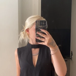 Svart ärmlös blus från Gina Tricot - tycker denna är så otroligt fin men använder tyvärr inte denna. den har bara använts 2-3 gånger.