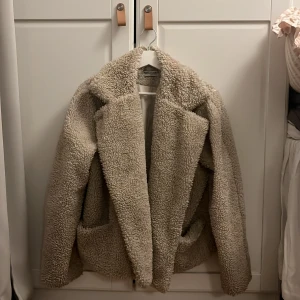 Beige teddyjacka från Design by Amor - Beige teddy jacka, med fickor och en bredare krage🩷perfekt nu till hösten