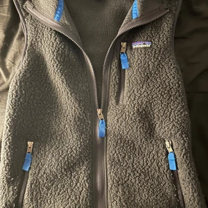 Patagonia väst - Fett mörkblå fleeceväst från Patagonia i storlek XS. Sitter perfekt och är fortfarande i ett bra skick kontakta vid fler frågor!!!