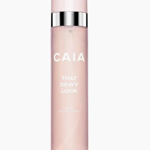 CAIA That Dewy Look Glow Setting Spray - Glow Setting Spray från CAIA i en snygg ljusrosa flaska med silvrig detalj. Ger en fräsch, glowig finish och håller sminket på plats. Perfekt för dig som vill ha extra glow och återfuktning. Kommer i originalförpackning. Helt ny och oöppnad förpackning😊