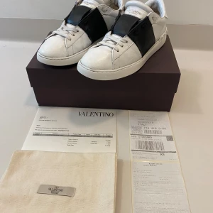 Svarta valentino open skor 44 - Svart Valentino Garavani open skor //  Storlek 44 //  100% äkta Box, dustbag, kvitto ingår //  Använda men fortfarande i mycket bra skick //  Skriv vid minsta fråga eller fundering💯🤝