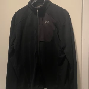 Arcteryx delta jacket i storlek M - Otroligt varm och skön fleecejacka från Arcteryx. Galen kvalitet, har ett litet hål som visas på bild men som inte syns vid användning, annars inga defekter. Nypris 2199 kr.