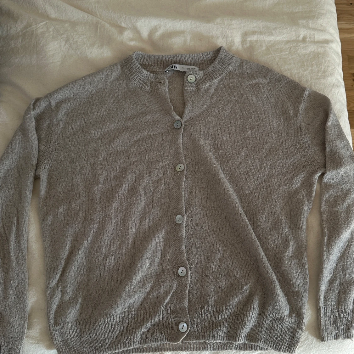 Beige kofta från Zara med knappar