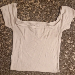 Vit topp från H&M - Snygg vit topp från H&M i ribbad bomull. Storlek M men skulle säga att den är xs-s.💗