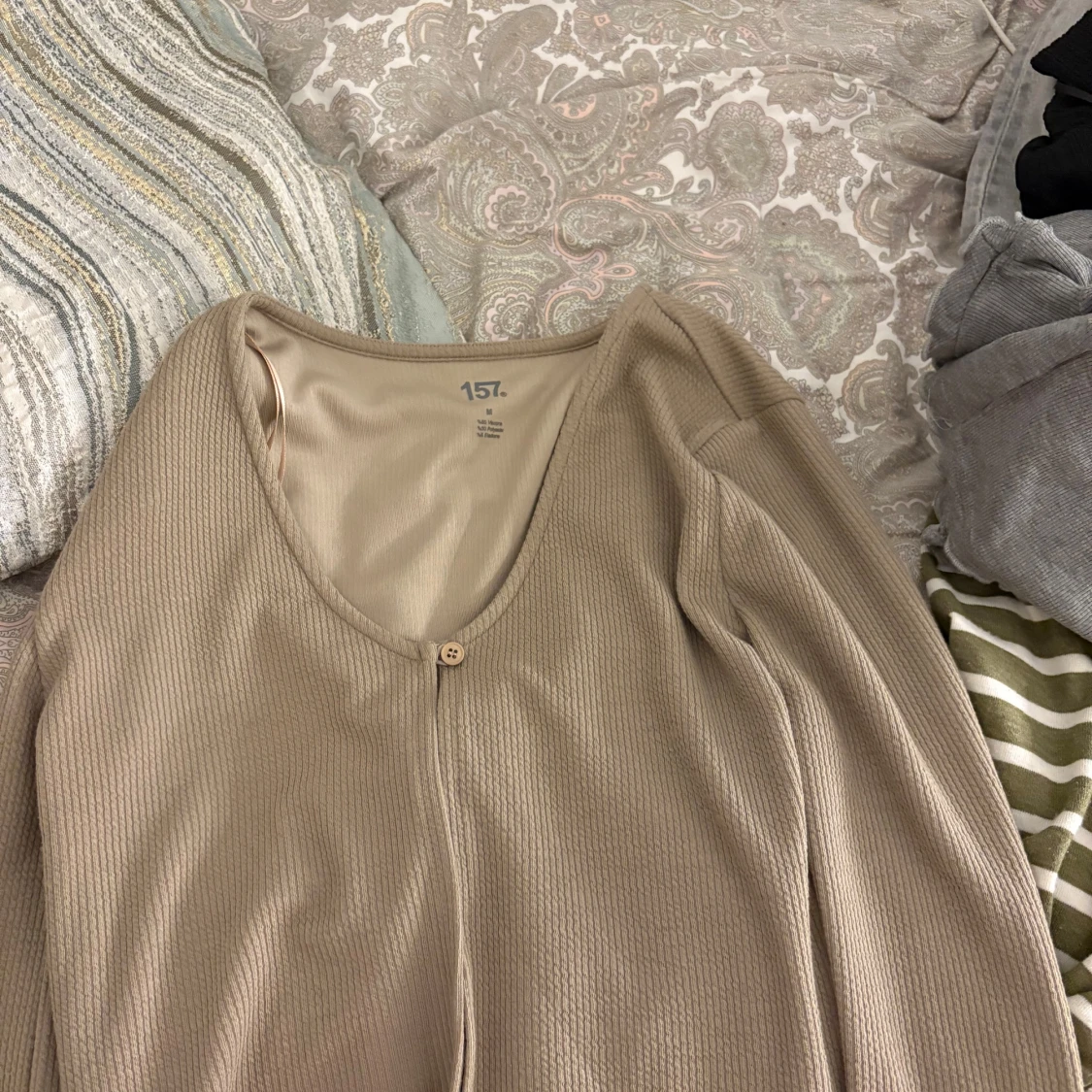 Beige ribbad kofta från 157