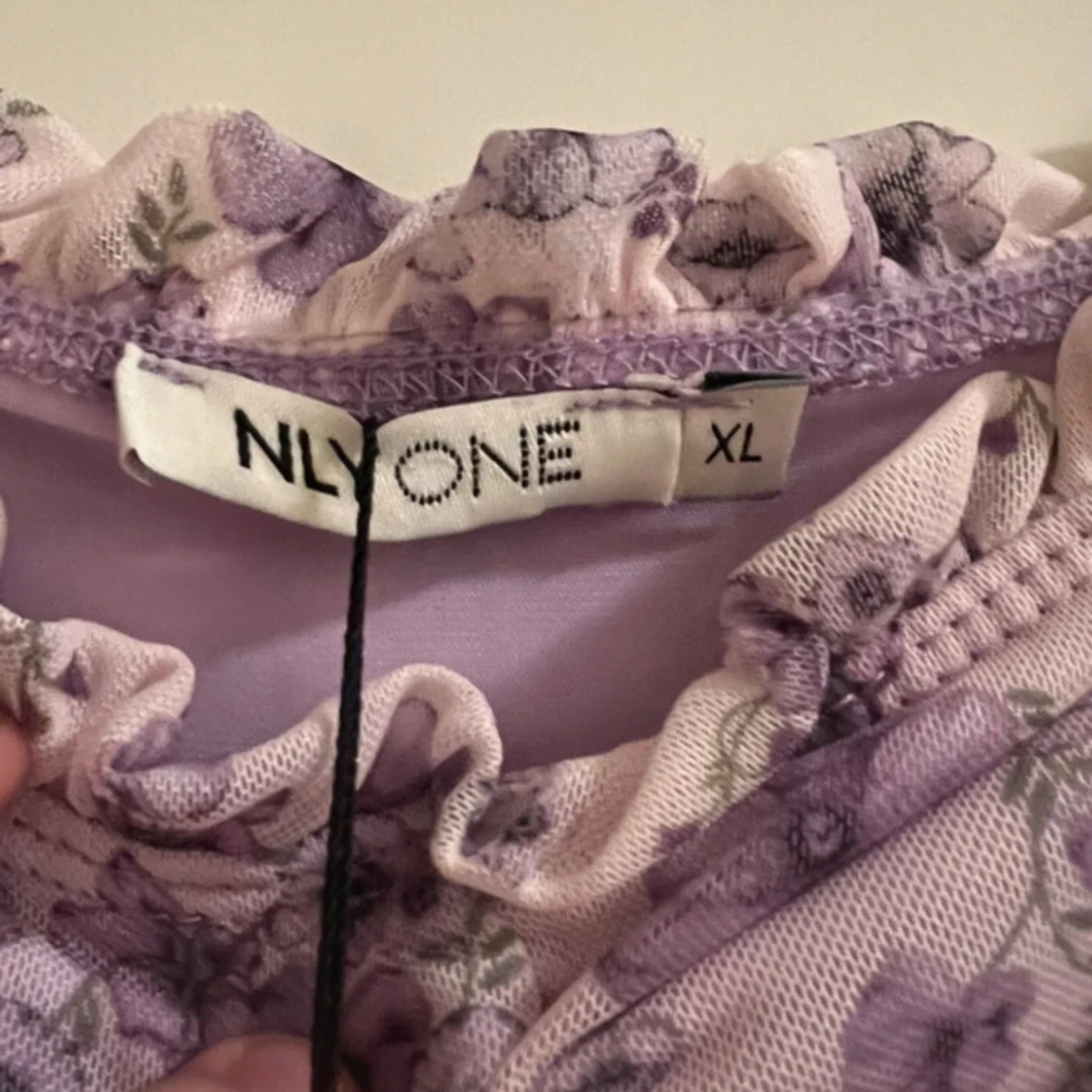 Ljuslila blommig kortklänning NLY ONE - 2