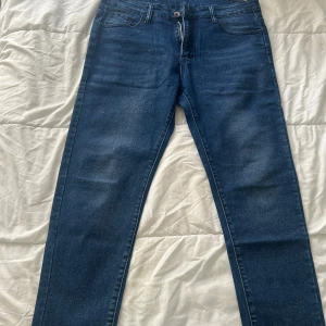Mörkblå skinny jeans från Only - Snygga mörkblå skinny jeans från Only med klassisk femficksdesign och diskret slitning på låren. Jeansen har normalhög midja och smal passform hela vägen ner. Perfekta till sneakers eller boots och funkar året runt.