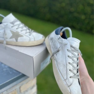 Golden Goose vita sneakers med stjärna - Iprinsip helt nya. Allt medföljer. Äkta såklart. Pris kan diskuteras 