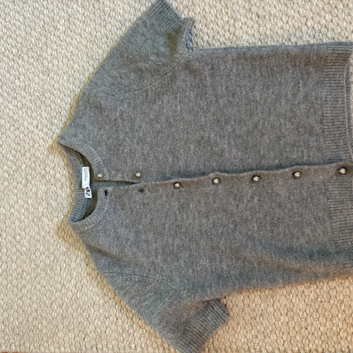 Grå kofta med pärlknappar från Zara - 1