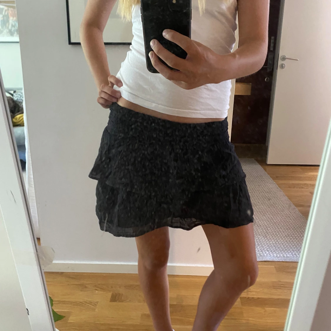 Svart volangkjol från Gina Tricot