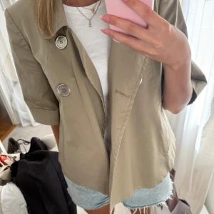 Kort kappa Tiger of Sweden 🤍 - Säljer denna jättefina höstkappa från Tiger of Sweden med trekvartsärm. Nypris ca 3 000 kr och vädligt fint skick 🩵 