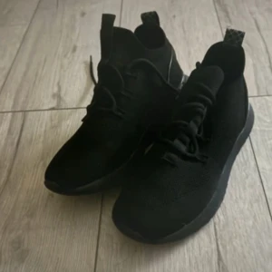 Svarta sneakers  - Mycket fint 