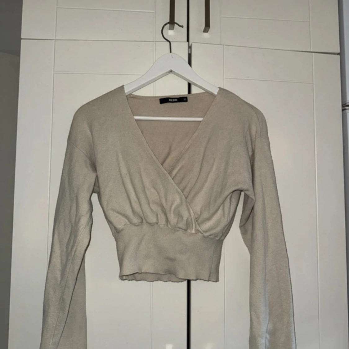 Beige omlott tröja från Bik Bok