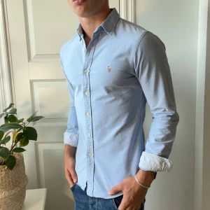 Ralph Lauren skjorta  - Realll nice Ralph Lauren skjorta i storlek S slim fit. Modellen är 180,75 kg. Kom med frågor! 