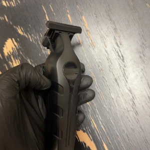 Hårtrimmer - Hårtrimmer för skägg. Perfekt för att göra cripspiga lines och trimmer ner sitt hår och skägg. Den fungerar felfritt och inkluderar laddare med den.