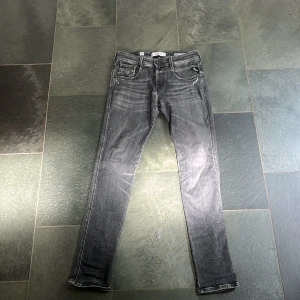 Replay Anbass grå slim jeans - Snygga Replay Anbass jeans i mycket bra skick i tvättad grå färg med slim fit. Sjukt sköna och stretchiga.