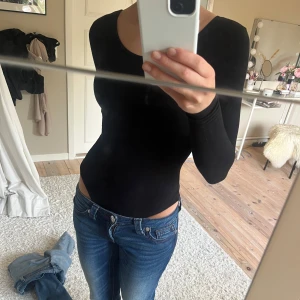 Svart långärmad body - Svart långärmad body perfekt för fest💞💞 Väldigt stretchigt i tyget så passar både min kompis som är S och jag som är XS och XXS💞💞  Om du är ute efter en tajtare body säljer jag en till i XXS som är mycket mindre i storleken