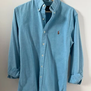 Ralph Lauren skjorta - Ralph Lauren skjorta storlek S.                                      Skick 9/10, knappt använd.                                            Priset går såklart att diskutera!                                     Vid fler funderingar tveka inte på att slå en signal!          /VS