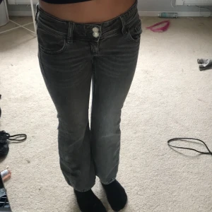 Grå bootcut jeans från Gina Tricot - Ett para gamla jeans från Gina tricot, det finns inga skador eller fläckar. Storlek 140 som ör för kort för mig. Pris kan diskuteras💕💕