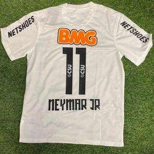 Santos Neymar Jr #11  - Neymar Santos tröja (ej tecken på användning). Storlek M.                                           Hör av dig vid minsta fundering! 💭 ☺️