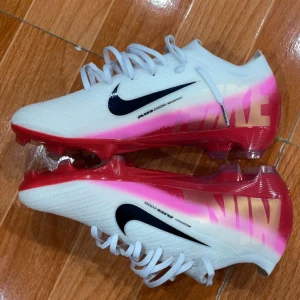 Nike fotboll skor elite  - Snygga Nike Air Zoom fotbollsskor har använt dom bara 1 gång dom passar inte så bra så säljer dom 