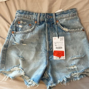High rise jeans shorts  - Har aldrig använt och finns med etikett. Jeans shorts med design, 4 knappar, lite stor i storlek