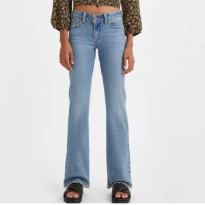 Levis jeans Superlow Bootcut  - Säljer ett par ljusblå bootcut jeans med låg midja. Jeansen har raka ben som går ut i en snygg bootcut. Bra skick! 