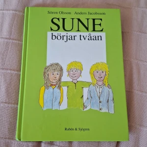 Sune börjar tvåan - En charmig bok om Sune, perfekt för unga läsare som gillar roliga och vardagsnära berättelser. Färgglad framsida med illustration av Sune och hans vänner. Passar dig som vill ha lättsam och underhållande läsning.