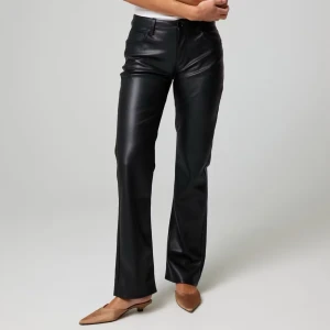 Low waist skinnbyxor - Snygga svarta skinnbyxor från bikbok, använda ett fåtalgånger men säljer nu då dem är för korta💓hör av dig vid funderingar, öppen för prisförslag 