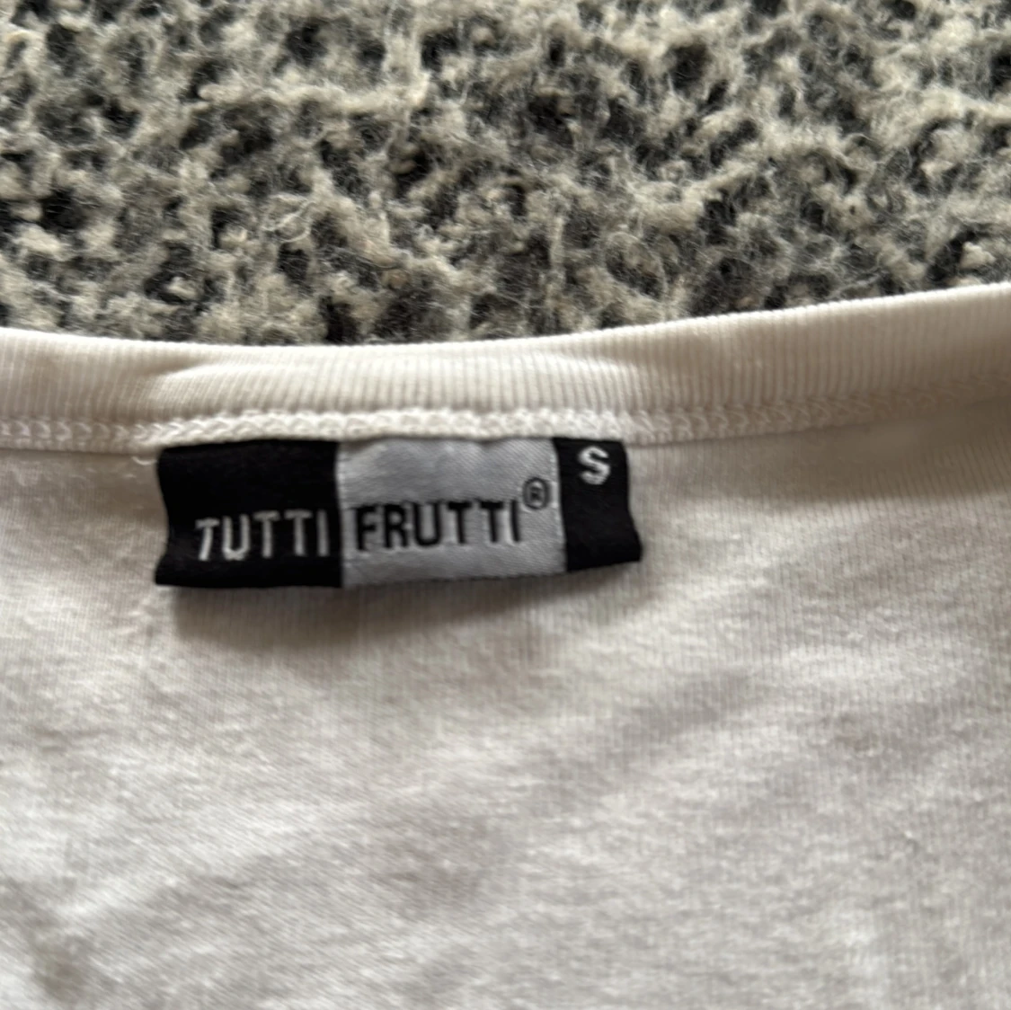 Vit topp med v-ringning  - 1