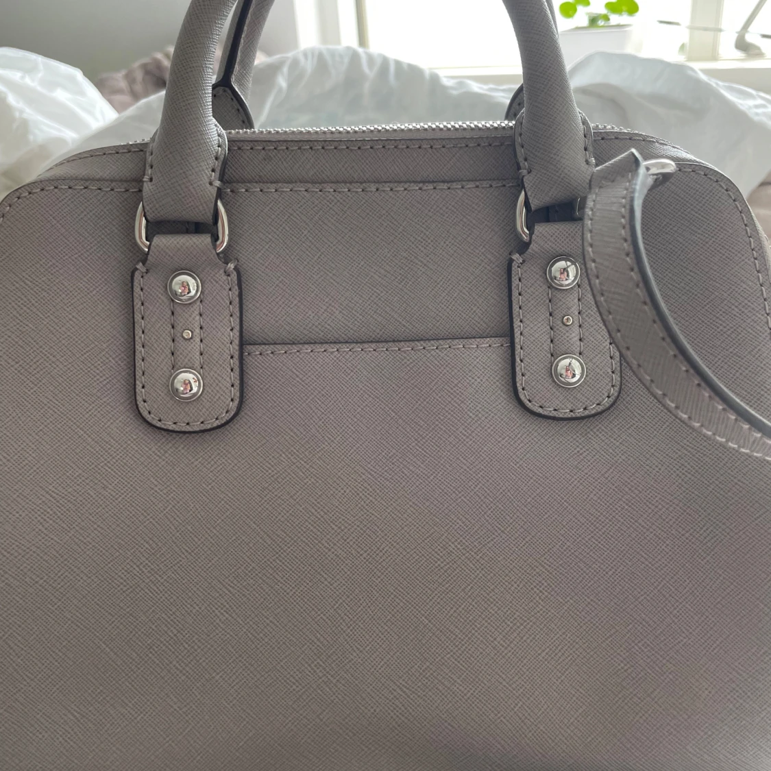 Grå handväska från Michael Kors - 2