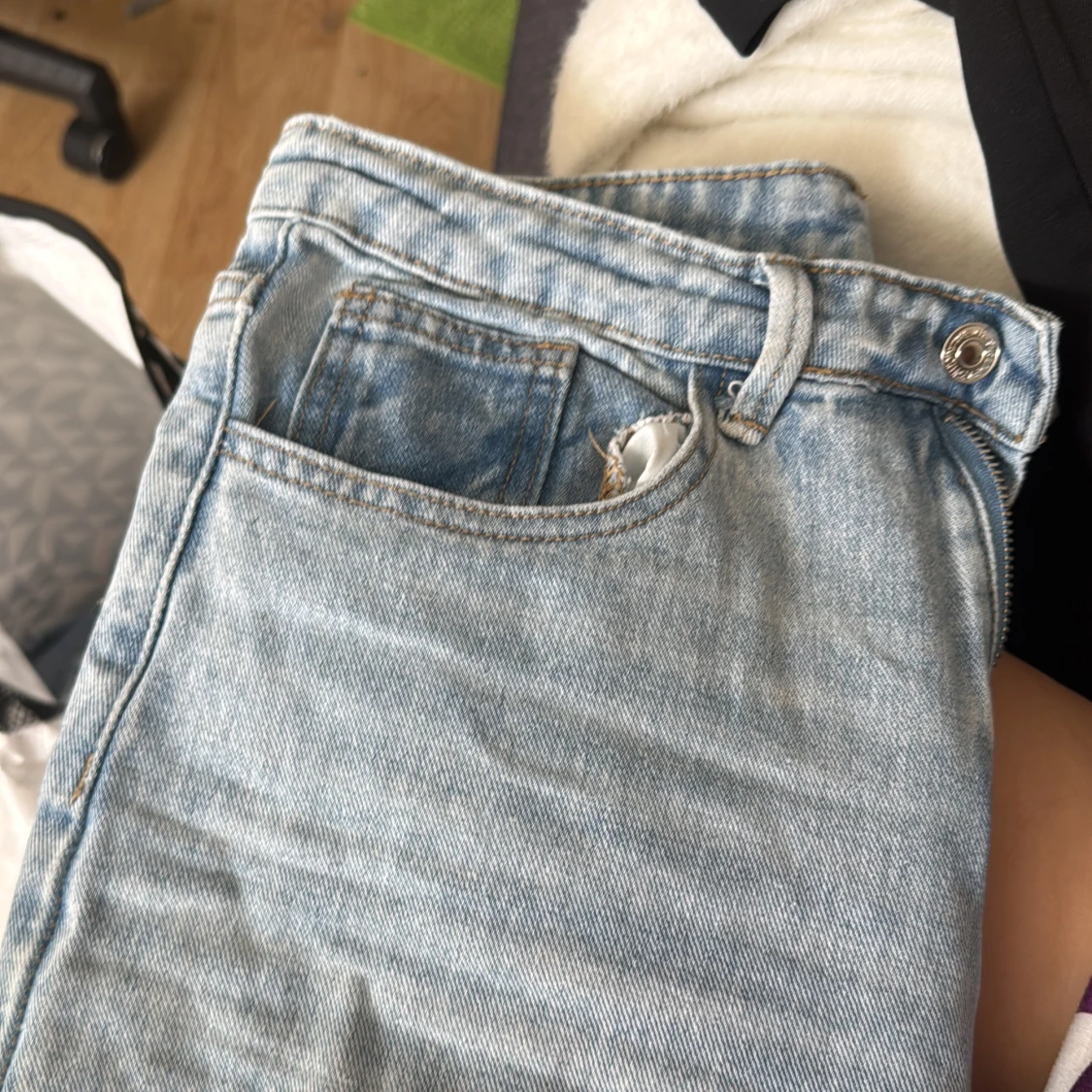 Ljusblå raka jeans med rå kant - 1