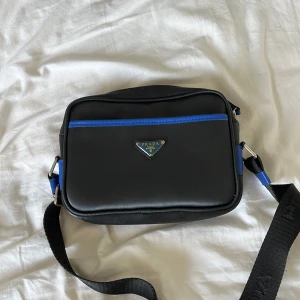 Axelväska!! - Hej, jag säljer en axelväska som jag inte haft mycket användning till alls.