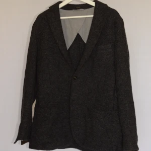 Massimo Dutti stickad kavaj  - MASSIMO DUTTI KAVAJ  Storlek : L  Passform : Normal  Användning : Kavajen är i ett väldigt fint skick utan defekter  Nypris : Cirka 2500SEK