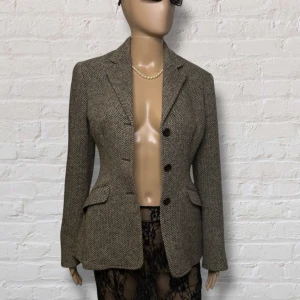 Ralph Lauren 100% wool blazer - SELLING ON VINTED FOR 400SEK LESS. Kavaj från Ralph lauren med otrolig silhuett.