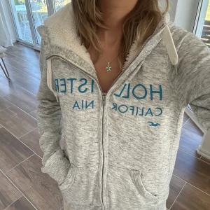 Hollister zip med foder - En mjuk zip med foder från Hollister i storlek S. Den är i väldigt gott skick och är sann till storlek . Jag skickar alltid inom 24h! Se fler liknande zip tröjor i min profil! D19