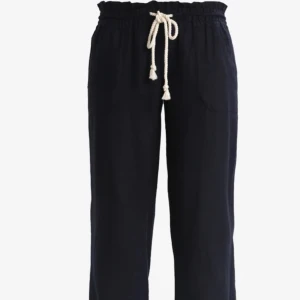 roxy linnebyxor  - Snygga svarta linnebyxor med avslappnad passform och vit snörning i midjan. Byxorna har resår i midjan och raka ben, perfekta för en chill och stilren look. Lätta och luftiga, passar grymt till sommaren.