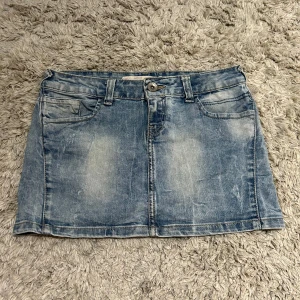 Lågmidjad jeanskjol  - Snygga jeanskjol, etiketten är av men skulle säga att den är storlek S