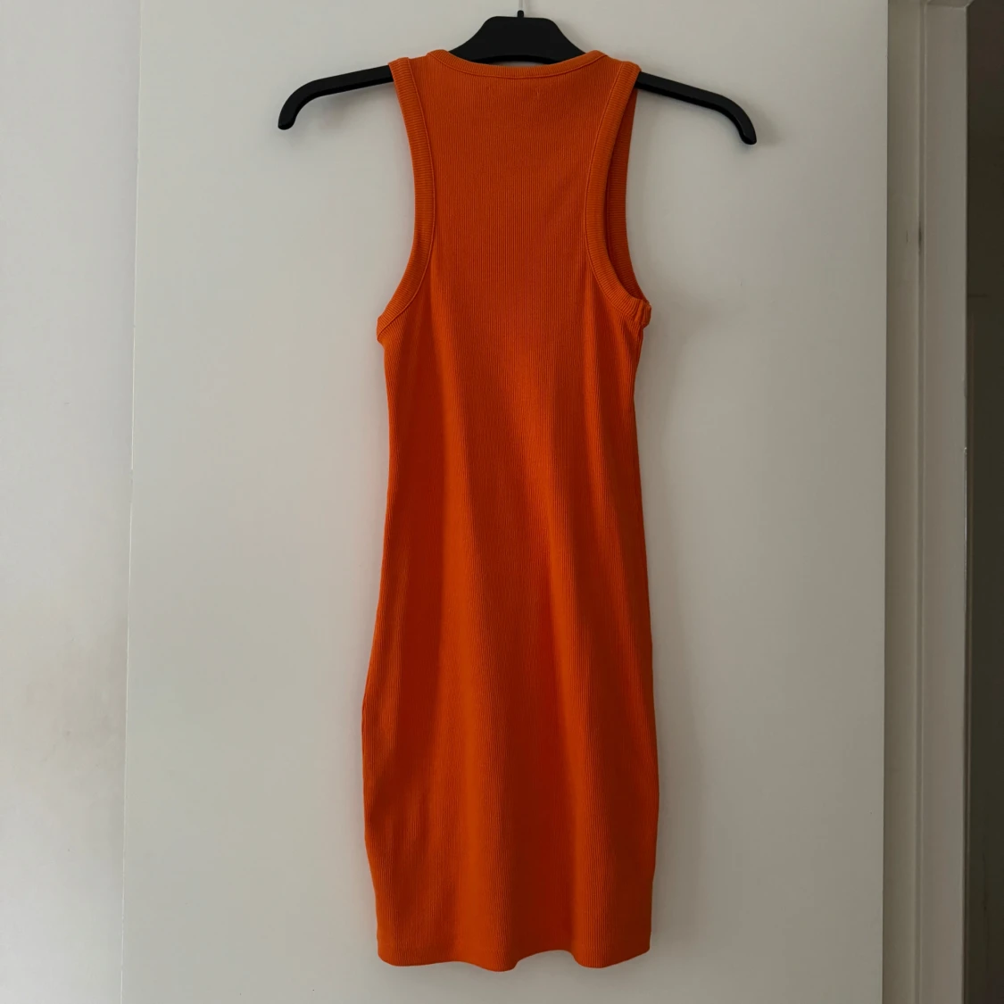 Ribbad orange klänning från Bik Bok - 1