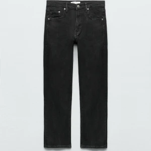 Svarta raka jeans - Svarta jeans med klassisk femficksdesign och raka ben. Jeansen har normal midja och är tillverkade i ett mjukt denimtyg som ger en skön känsla. Perfekta för en clean och stilren look.