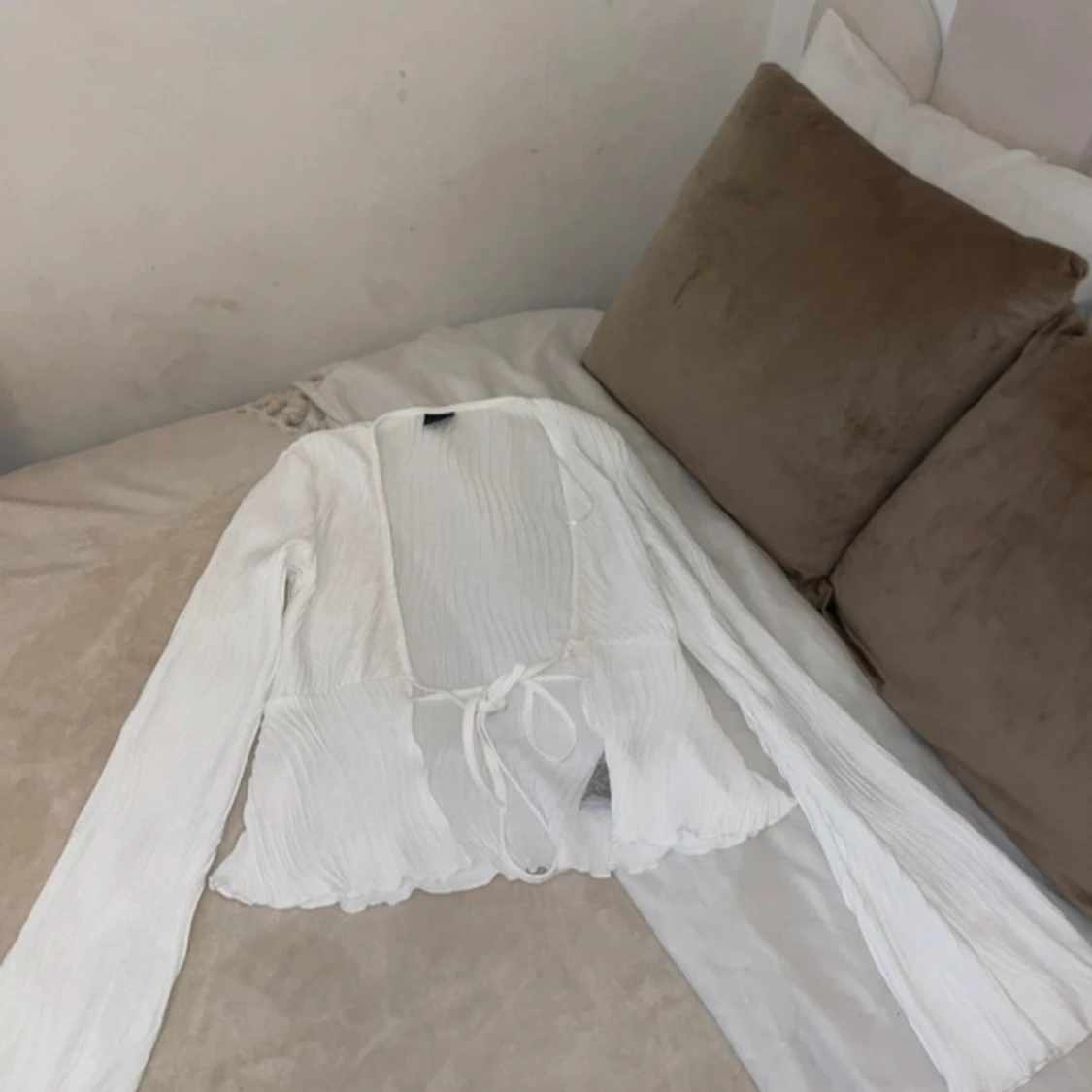 Vit omlottopp med knyt och volang