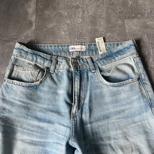 Jeans - Snygga jeans från Zara, de är lite mer baggy/straight i modellen och ganska medelmodjat