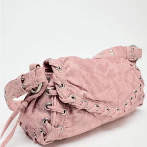 Rosa väska med detaljer  - Säljer denna supersnygga väska med detaljer från zara!! Använd några gånger så super fint skick💕💕