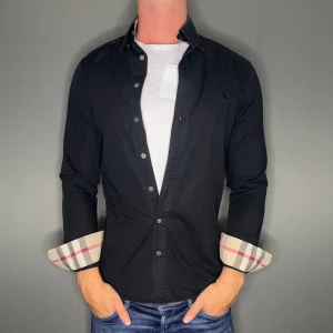 Burberry skjorta - Hej säljer nu min fina Burberry skjorta i storlek S. Den är i nyskick och kommer vara otroligt snygg på sommaren. Nypris cirka 4000kr! Vi kommer att sälja liknande produkter nu i sommar så glöm inte följa profilen!🌊🍾