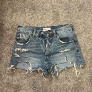 Blå slitna jeansshorts från Zara - Blå slitna midwaist jeansshorts från Zara🥰