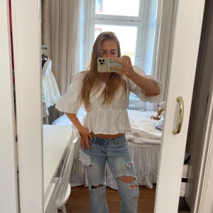 Nakd blus - Jättefin peplum blus med puffärm, aldrig använd . 