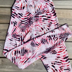 Zebramönstrade leggings med snörning - Snygga leggings med zebramönster i rosa, svart och vitt. Hög midja och justerbar snörning i midjan för perfekt passform. Tillverkade i stretchigt syntetmaterial som sitter tight och bekvämt. Inga defekter förekommer! ❣️