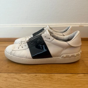 Valentino open sneakers - Säljer nu dessa fina valentino open skor | Fint skick | Storlek 44. | Kommer med kvitto som intygar äktheten | Hör gärna av er vid frågor eller funderingar 