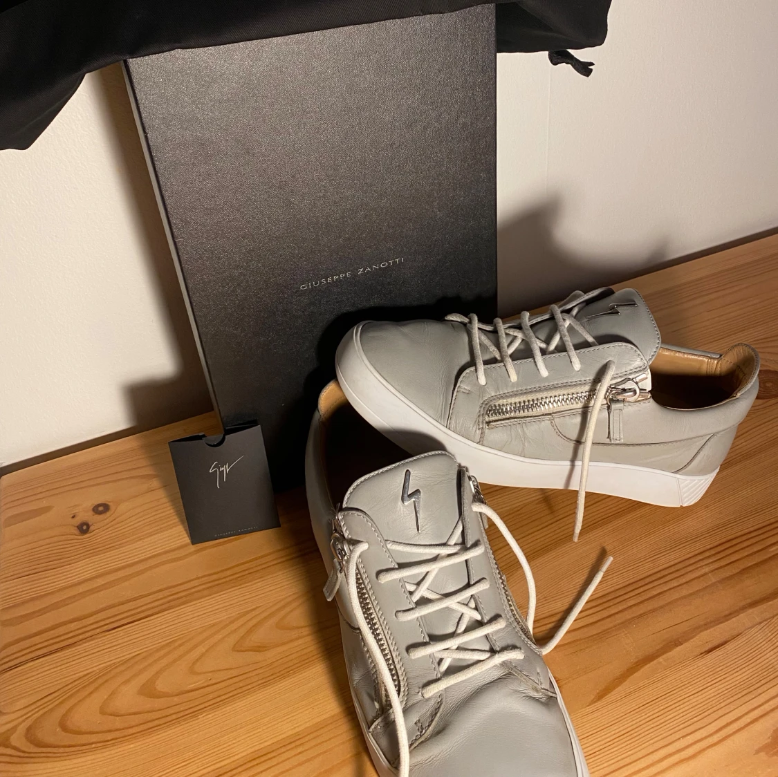 Grå sneakers från Giuseppe Zanotti - 1
