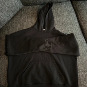 Svart mjukiset - Svart hoodie och svarta mjukisbyxor, båda är i size L 💗220kr för båda tillsammans 